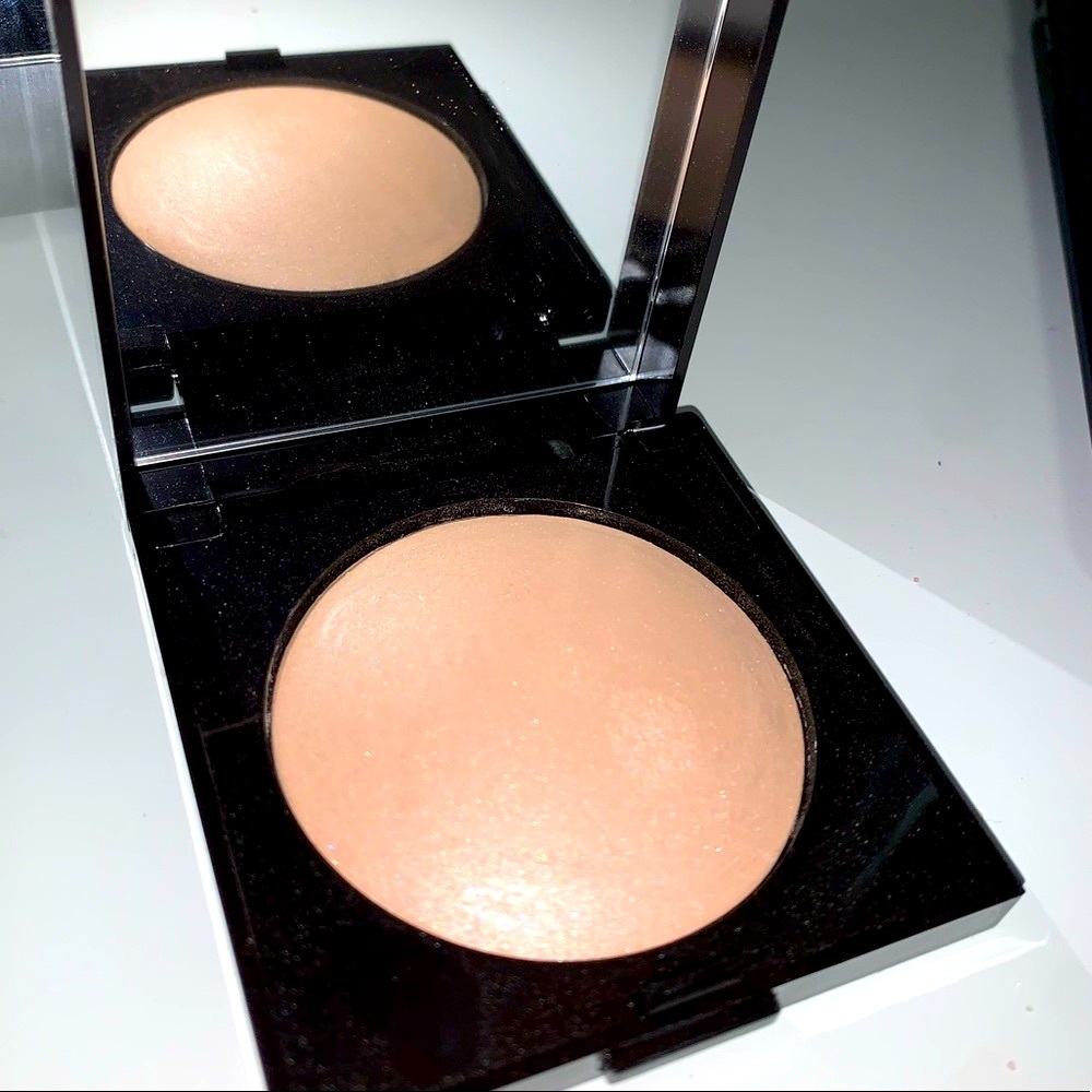 Laura Mercier Matte Radiance Powder